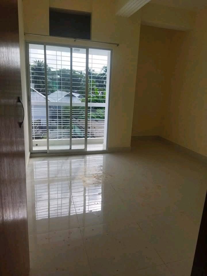 পরিবারের বাসা | বড়বাড়ী মেইনরোড থেকে জয়বাংলা রোড (বাহার মার্কেট) | ভাড়া: ৳0/মাস